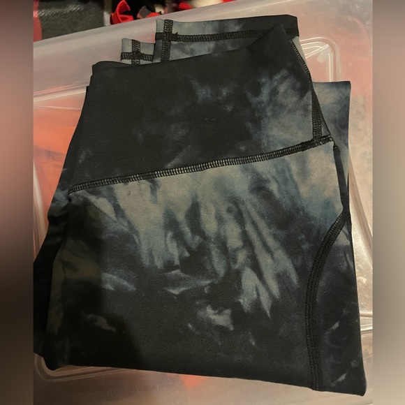 Alphalete acid wash leggings - Picture 3 of 3